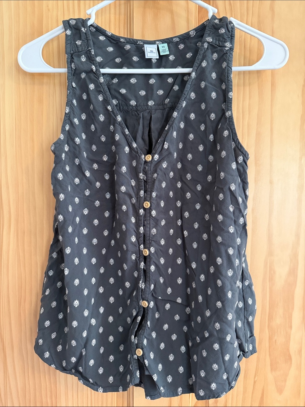 Susina Charcoal Grey Sleeveless Button-Front Camisole with White Motif